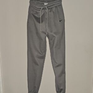 Nike Therma-Fit Fleece in Gray